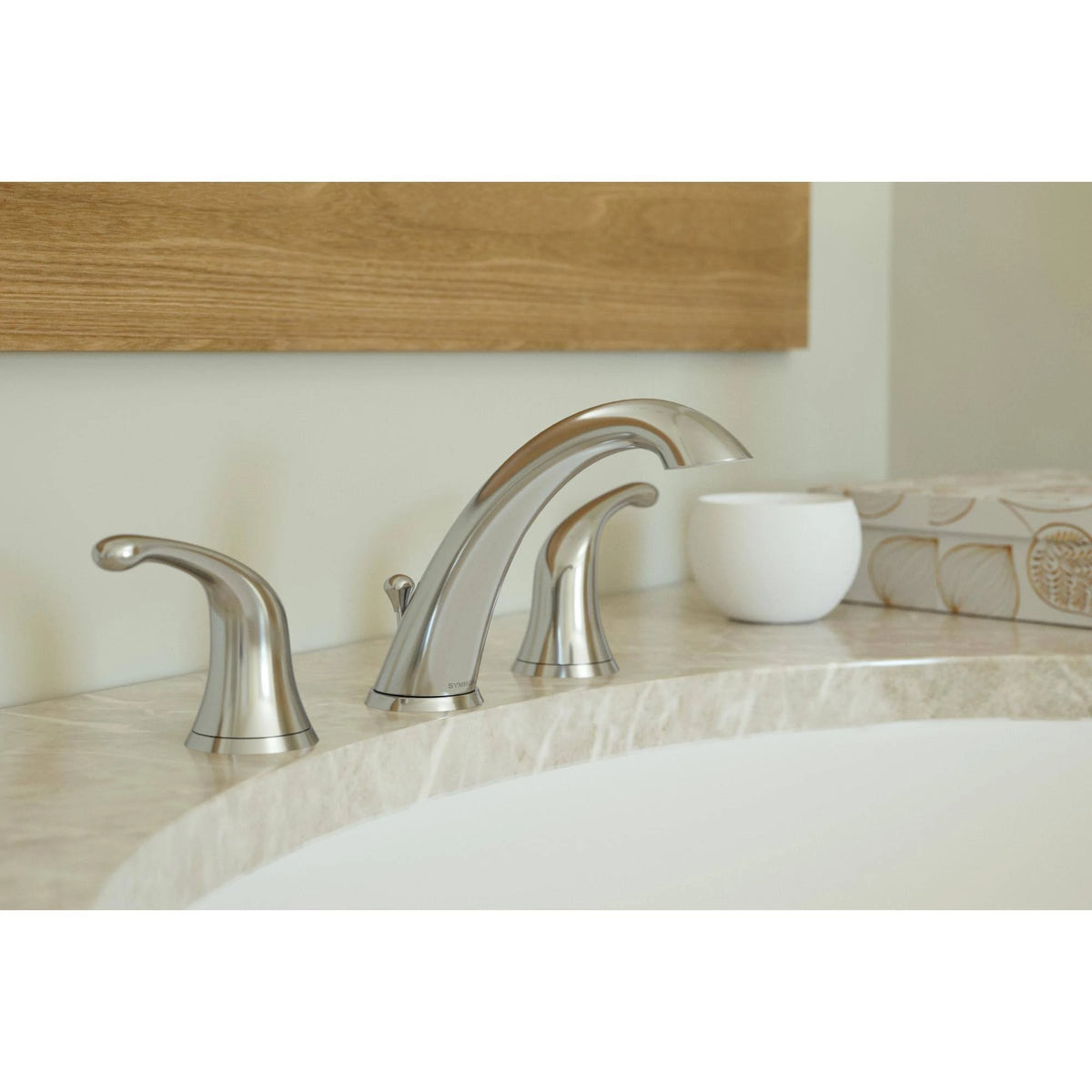 Polished Chrome 2-Handle Bathroom Faucet with Drain Assembly P679