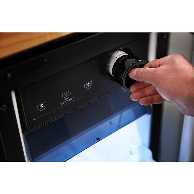 Built-In Ice Maker in PrintShield Black Stainless E3130