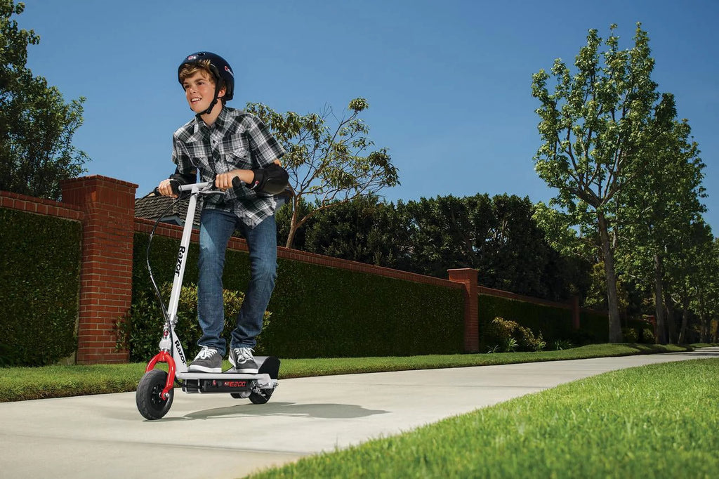 White Electric Scooter with 8" Pneumatic Front Tire D676624